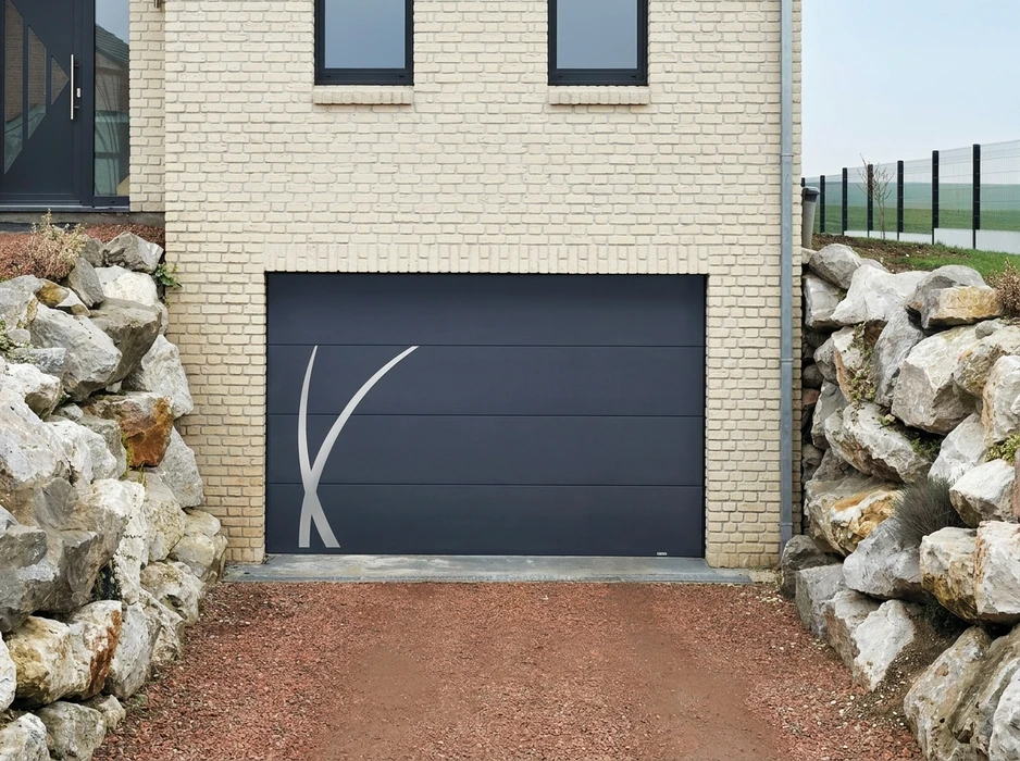 Porte de garage sectionnelle gris anthracite, design moderne avec motif décoratif en K stylisé argenté