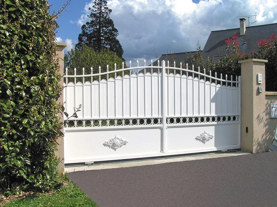 Portail double battant en aluminium laqué blanc, style classique ornemental