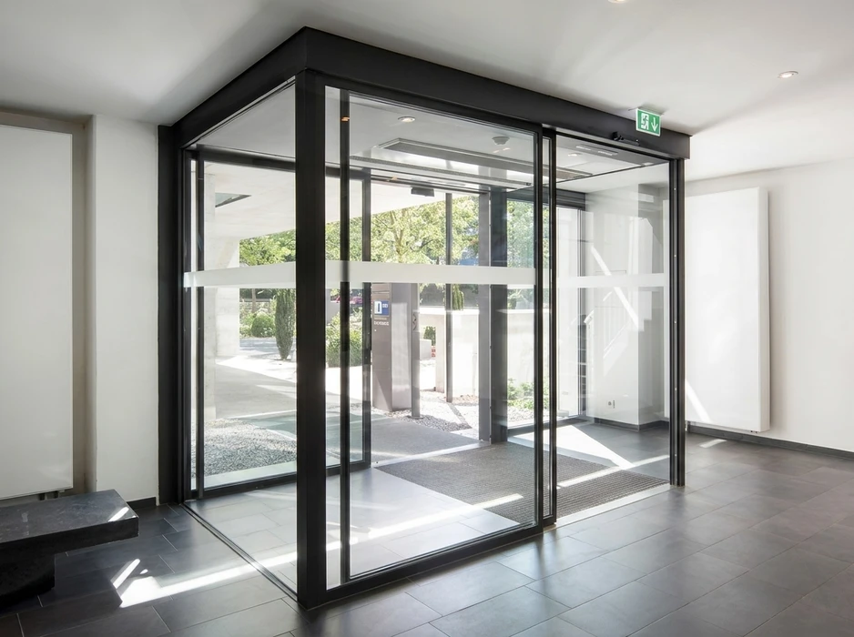 Entrée d'un bâtiment tertiaire moderne, hall vitré avec sas de sécurité