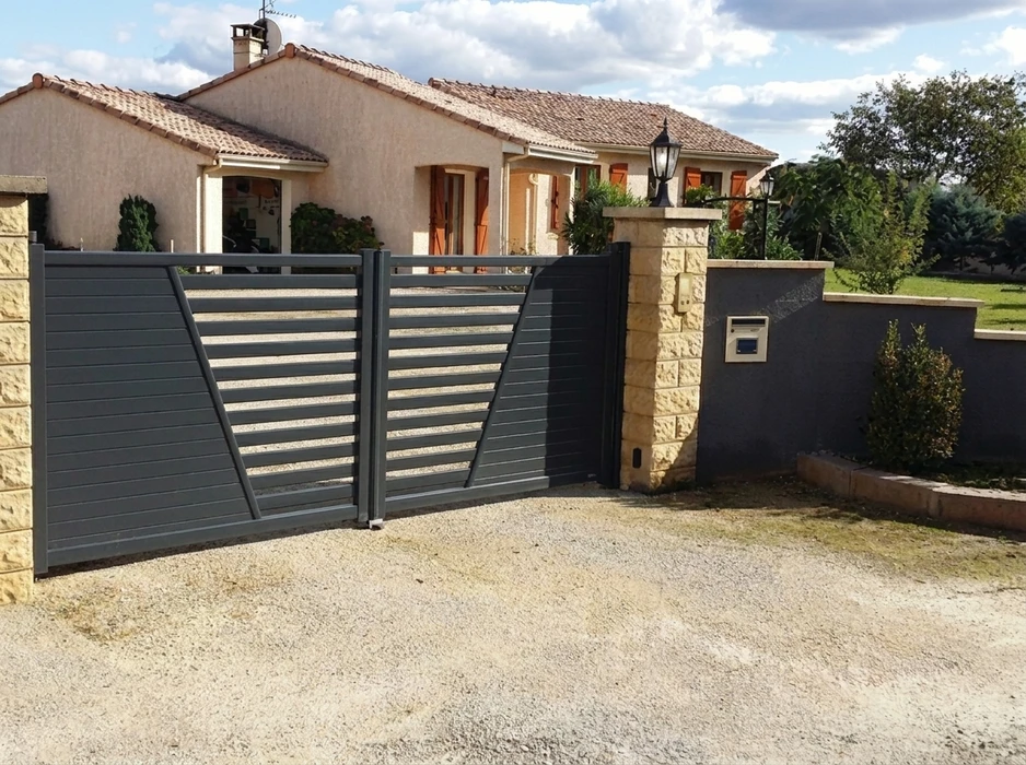 Portail coulissant double vantaux en aluminium laqué gris anthracite, à lames horizontales avec motif en V décoratif