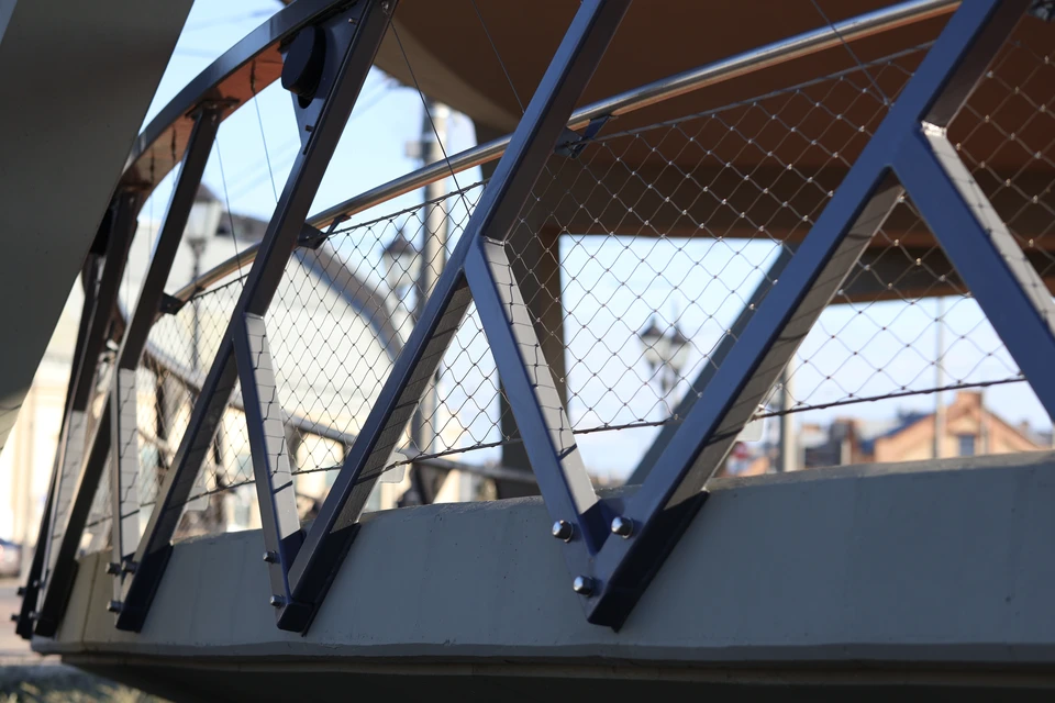 Escalier en béton moderne avec garde-corps en acier inoxydable, comprenant main courante tubulaire et barreaux horizontaux