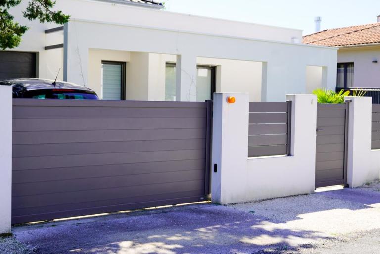 Portail battant ou coulissant, comment choisir selon votre terrain ?